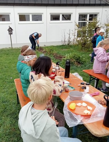 Gemeinsames Kartoffelessen am Kartoffelfest Kartoffelfest: Essen gekochter Kartoffeln mit Kräuterquark und Dips