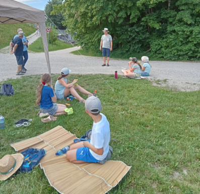 Am Ende der Vogelstimmenwanderung Grillwürste für die Grundschüler Picknick mit Grillwürsten für die Grundschüler Vogelstimmenwanderung 2026
