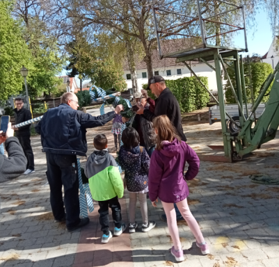 Maibaum für die Grundschule (2026) Grundschule Maibaum Aufstellen